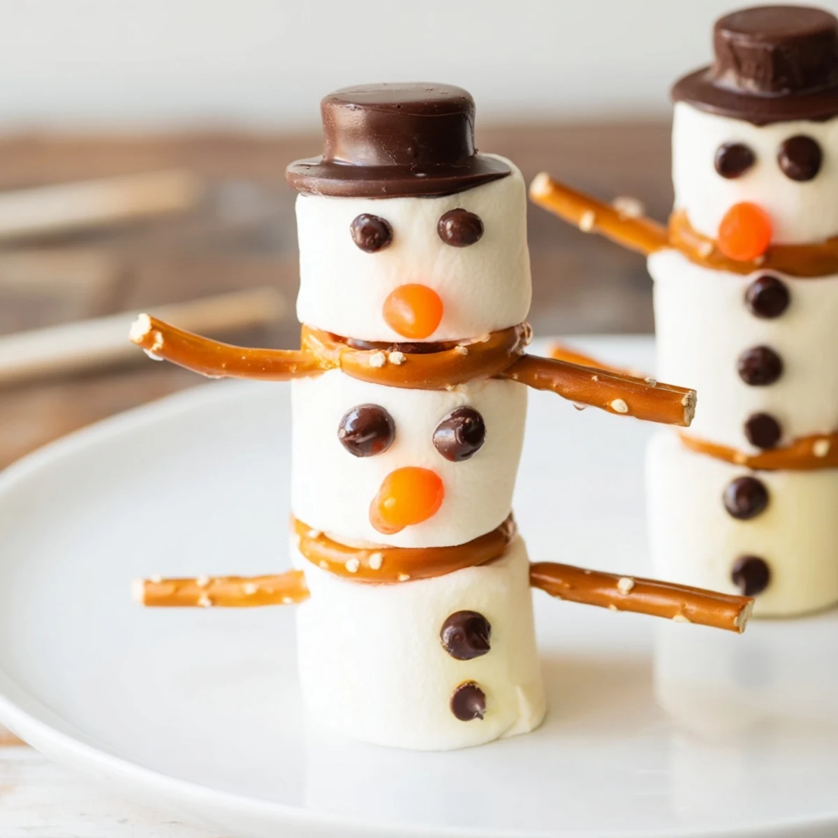 Marshmallow Snowman Stick Arrangement: Sweet, adorable treat with smiling marshmallow snowmen and pretzel arms.